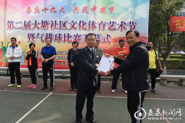 图为娄星区地税局党组成员、副局长姜国刚与大塘社区党总支书记聂希红进行在职党员基本情况交接