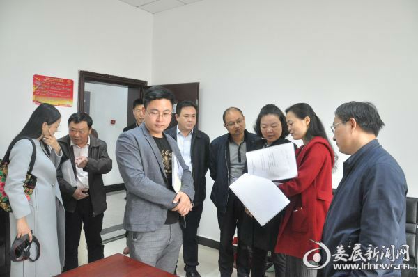 听取区人民法院代表工作站工作情况介绍