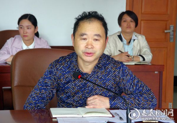 市发改委副主任、机关党委书记贺雄讲党课