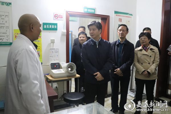 李荐国与村医温友强热情交谈