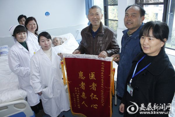 （赠旗现场温馨感人）