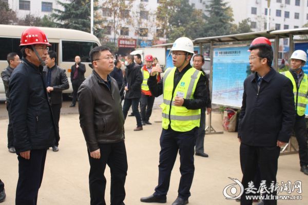 乐坪西街视察人行道铺设