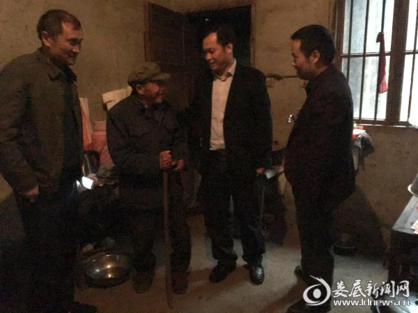 （刘光合走访贫困户）