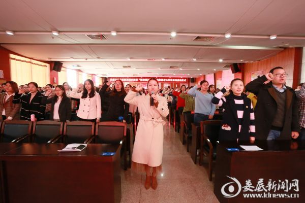 （市中心医院团委书记丁爱平带领全体离团青年重唱团歌、宣誓）