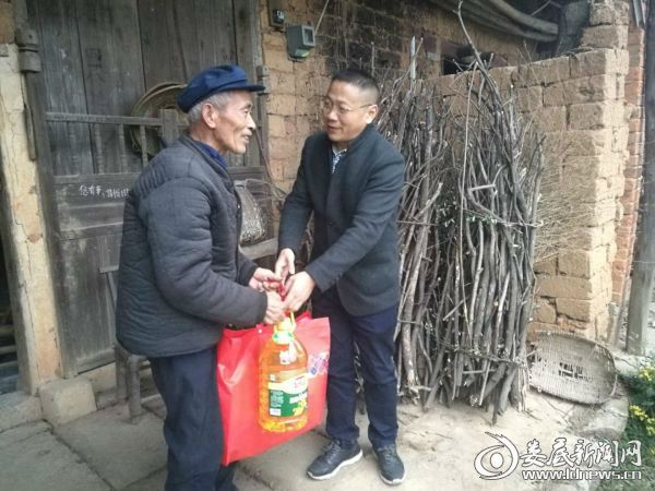 肖付云书记走访慰问贫困户