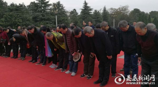向刘少奇铜像三鞠躬
