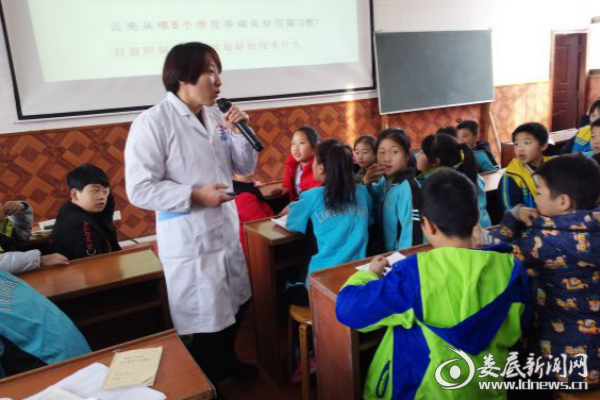 娄底爱尔眼科医院的医生向在场的同学们介绍近视防控知识