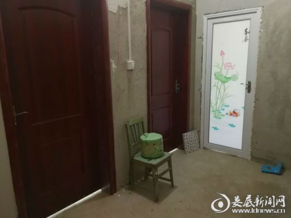 为彭建水家安装上的室内门