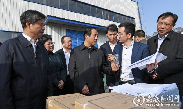 （省委副书记、省长许达哲一行详细了解涟源康麓生物科技有限公司有关情况）