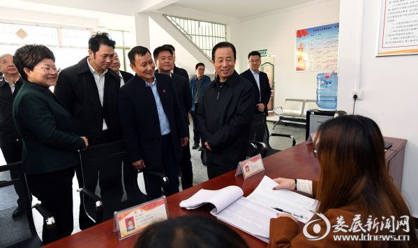 （省委副书记、省长许达哲一行与涟源市桥头河镇新塘村便民服务中心工作人员亲切交流）