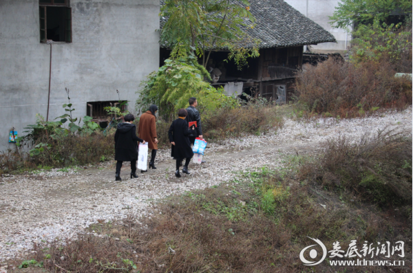 （走在沙石路上的中医扶贫人）