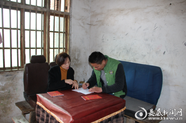 （副院长王京华指导贫困户填写）