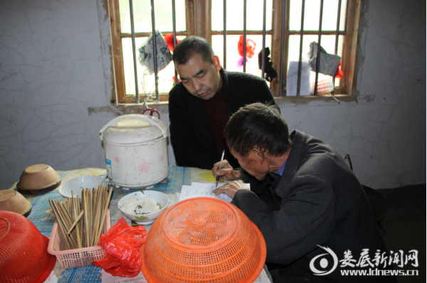 （院长邹奇指导贫困户填写）