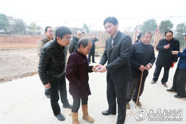 副院长黄绍华将钥匙交到贫困住户的手中