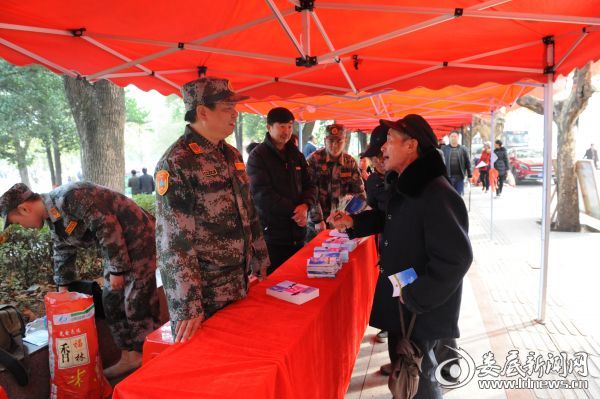 党组成员、副主任李鸿明现场解答民众的提问
