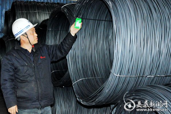 <p>冷钢品质部人员巡查监督刚刚生产的建筑钢材盘螺产品质量。</p>熊又华摄DSC_8328
