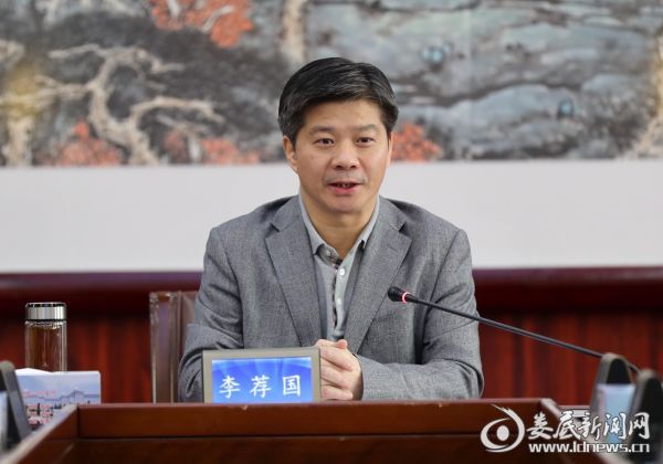 李荐国一边听一边认真做笔记，并不时插话，引导企业负责人如何精准发力，把企业做强做大