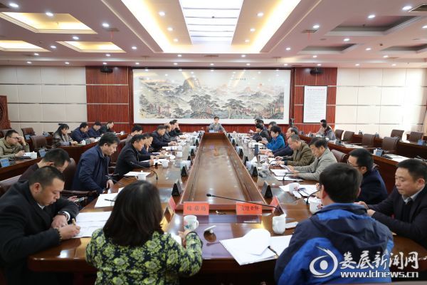12月5日，李荐国邀请8家企业的负责人座谈，大家敞开心扉、争相发言，直言不讳地谈了自己的看法和建议