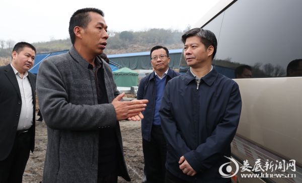 三裕农业产业合作社项目负责人向李荐国介绍公司的产业扶贫模式等情况