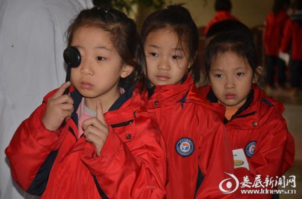 孩子们接受视力检查