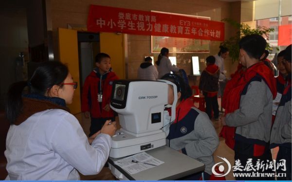 娄底爱尔眼科医院的医务人员正在为孩子们进行电脑验光检查