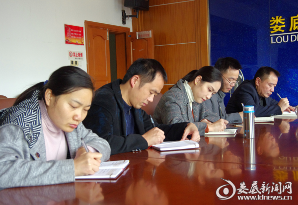 <p>党员干部认真笔记</p>