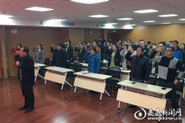 院党委委员、副院长杜友红带领门急诊支部党员重温入党誓词