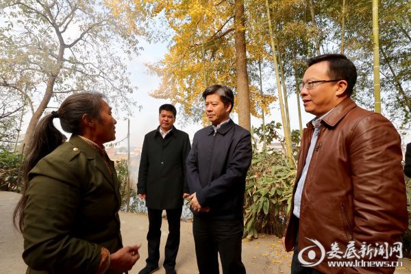 低保户王三香向李荐国介绍有关情况