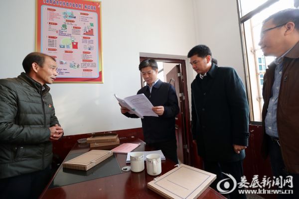 李荐国首先来到花门镇扶搓村，详细了解该村脱贫攻坚工作情况