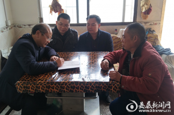 图为杨理斌一行走访慰问贫困户邹友良