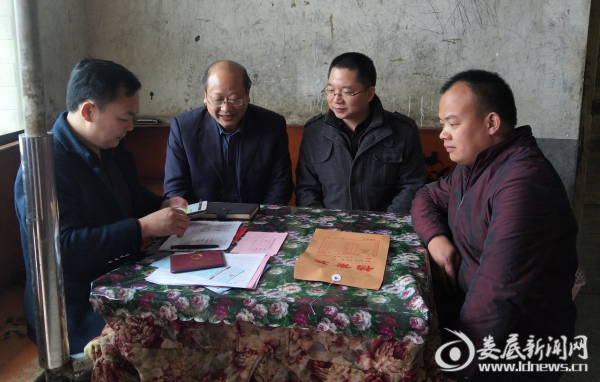 图为杨理斌一行走访慰问贫困群众邹吉秋