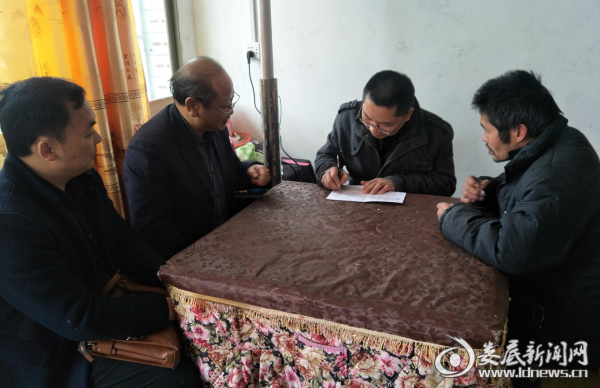 图为杨理斌一行走访慰问贫困群众邹柱林