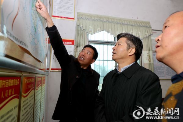 （李荐国一行首先来到荣华乡龙湾村，详细了解了村里脱贫攻坚和基层党建工作情况）