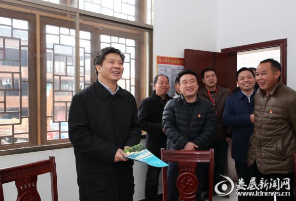 （在天门乡土坪村，李荐国除了认真了解贫困户脱贫情况外，还详细了解了村里的集体经济和产业发展情况）