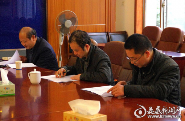 机关党委书记贺雄，机关党支部书记杨理斌参加小组竞赛