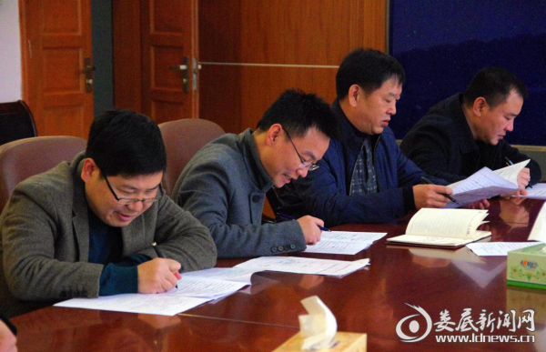 参赛党员干部认真做答