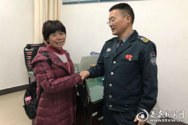 刘首洲亲手将包内4000余元现金连同挎包一起交还给匡女士