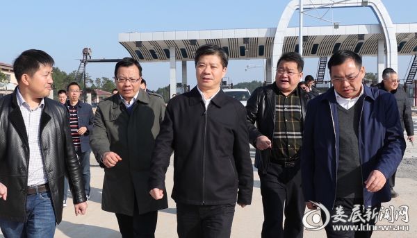 李荐国先后察看了益娄高速公路娄底东连接线、娄底东收费站以及中阳大桥