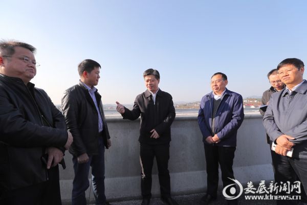 李荐国强调,要确保工程质量,高标准严要求抓好工程扫尾