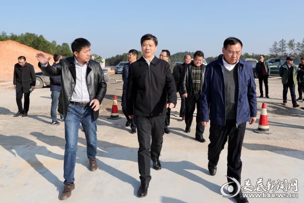 12月18日下午,李荐国前往益娄高速娄底东互通检查项目建设情况