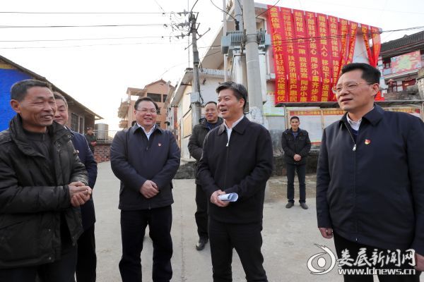 （李荐国深入冷水江调研脱贫攻坚和生态环境整治工作）
