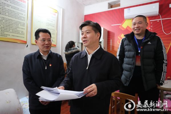 （在三尖镇六二村村部，李荐国察看了脱贫攻坚台账资料，了解了村里脱贫攻坚工作情况）