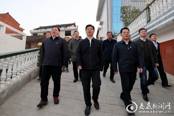 （在禾青镇里福社区，李荐国察看了球溪河治理工程和里福社区服务中心）