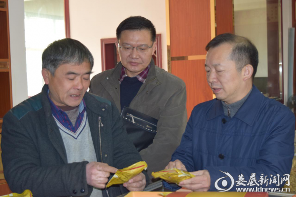 （娄底市市食药监局党组书记、局长侯迪凡在现场调研）
