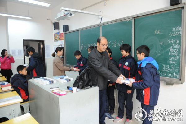 将书籍赠送到学生手中