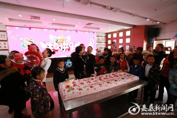 共同分享生日蛋糕0