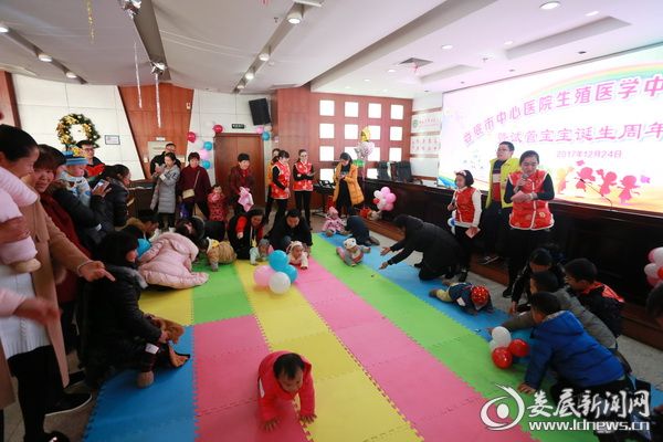 宝宝爬行比赛现场0