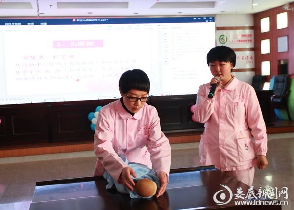 儿童保健康复工作人员现场进行儿童抚触演示0