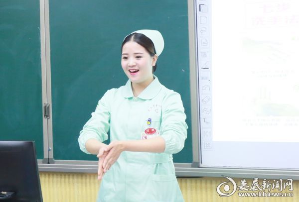 神经内科护士姜颖在讲台上讲解示范了标准的&ldquo;七步洗手法&rdquo;