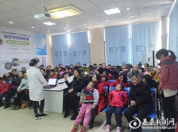 眼科医生与现场小朋友传授爱眼护眼知识
